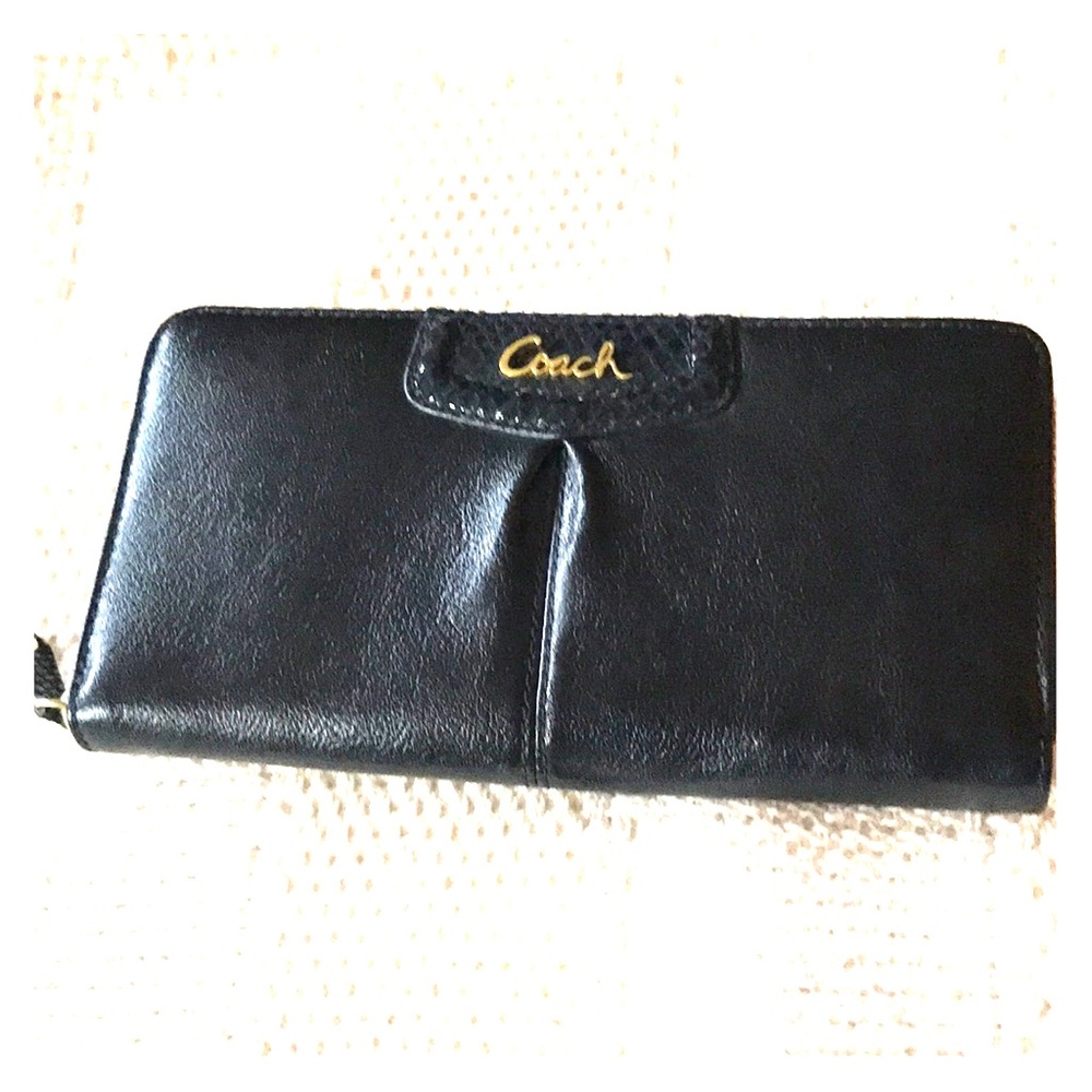 Coach wallet NWOT ✨